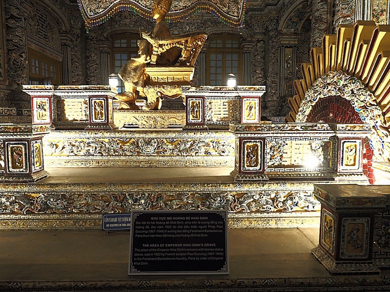 順化皇城(Kinh thành Huế)、啟定皇陵(Lăng Khải Định)、靈姥寺(天姥寺) (Chùa Thiên Mụ)、線香民俗文化村(Incense Village)、皇帝宮廷宴，附掛峴港 AU LAC BEACH海鮮餐廳 — 2025年越南峴港、會安、美山、順化、巴拿山太陽世界六日歷史文化及遊樂園之旅 第五回