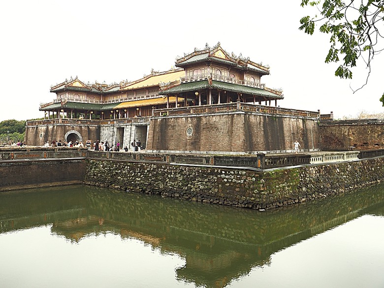 順化皇城(Kinh thành Huế)、啟定皇陵(Lăng Khải Định)、靈姥寺(天姥寺) (Chùa Thiên Mụ)、線香民俗文化村(Incense Village)、皇帝宮廷宴,附掛峴港 AU LAC BEACH海鮮餐廳 — 2025年越南峴港、會安、美山、順化、巴拿山太陽世界六日歷史文化及遊樂園之旅 第五回