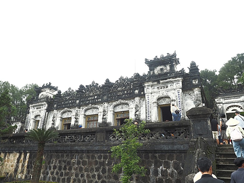 順化皇城(Kinh thành Huế)、啟定皇陵(Lăng Khải Định)、靈姥寺(天姥寺) (Chùa Thiên Mụ)、線香民俗文化村(Incense Village)、皇帝宮廷宴,附掛峴港 AU LAC BEACH海鮮餐廳 — 2025年越南峴港、會安、美山、順化、巴拿山太陽世界六日歷史文化及遊樂園之旅 第五回