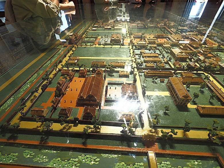 順化皇城(Kinh thành Huế)、啟定皇陵(Lăng Khải Định)、靈姥寺(天姥寺) (Chùa Thiên Mụ)、線香民俗文化村(Incense Village)、皇帝宮廷宴，附掛峴港 AU LAC BEACH海鮮餐廳 — 2025年越南峴港、會安、美山、順化、巴拿山太陽世界六日歷史文化及遊樂園之旅 第五回