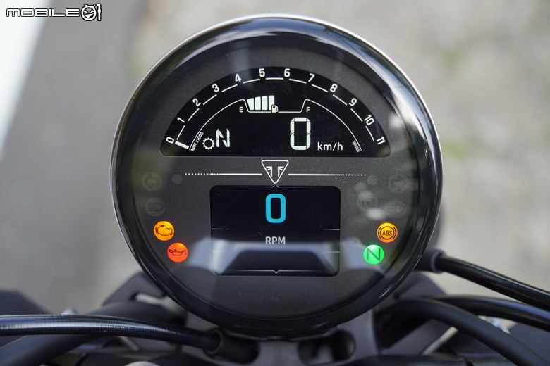 2025 年 Triumph Trident 660 試駕|三缸質與量的體現,迷人美麗的翹臀