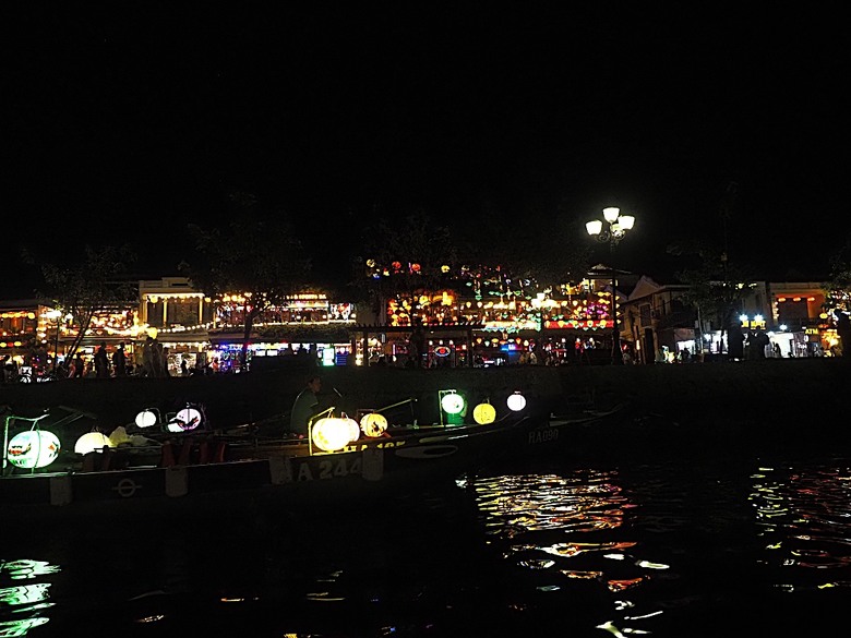 會安古鎮 (來遠橋、Faifo Coffee、華人會館群)、會安夜市、在地美食HOME Hoi An 餐廳、秋盆河乘船放水燈 — 2025年越南峴港、會安、美山、順化、巴拿山 — 聯合國世界文化遺產及遊樂園之六日悠遊 第一回