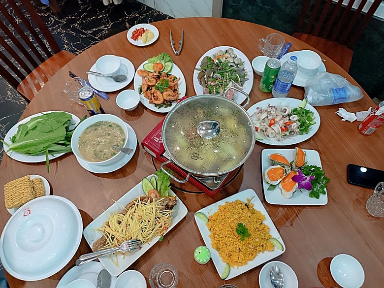 順化皇城(Kinh thành Huế)、啟定皇陵(Lăng Khải Định)、靈姥寺(天姥寺) (Chùa Thiên Mụ)、線香民俗文化村(Incense Village)、皇帝宮廷宴,附掛峴港 AU LAC BEACH海鮮餐廳 — 2025年越南峴港、會安、美山、順化、巴拿山太陽世界六日歷史文化及遊樂園之旅 第五回