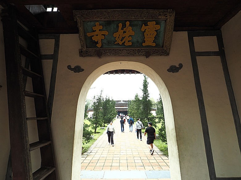 順化皇城(Kinh thành Huế)、啟定皇陵(Lăng Khải Định)、靈姥寺(天姥寺) (Chùa Thiên Mụ)、線香民俗文化村(Incense Village)、皇帝宮廷宴,附掛峴港 AU LAC BEACH海鮮餐廳 — 2025年越南峴港、會安、美山、順化、巴拿山太陽世界六日歷史文化及遊樂園之旅 第五回
