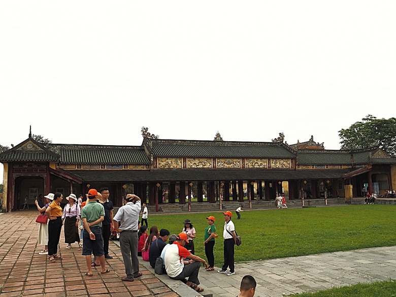 順化皇城(Kinh thành Huế)、啟定皇陵(Lăng Khải Định)、靈姥寺(天姥寺) (Chùa Thiên Mụ)、線香民俗文化村(Incense Village)、皇帝宮廷宴，附掛峴港 AU LAC BEACH海鮮餐廳 — 2025年越南峴港、會安、美山、順化、巴拿山太陽世界六日歷史文化及遊樂園之旅 第五回