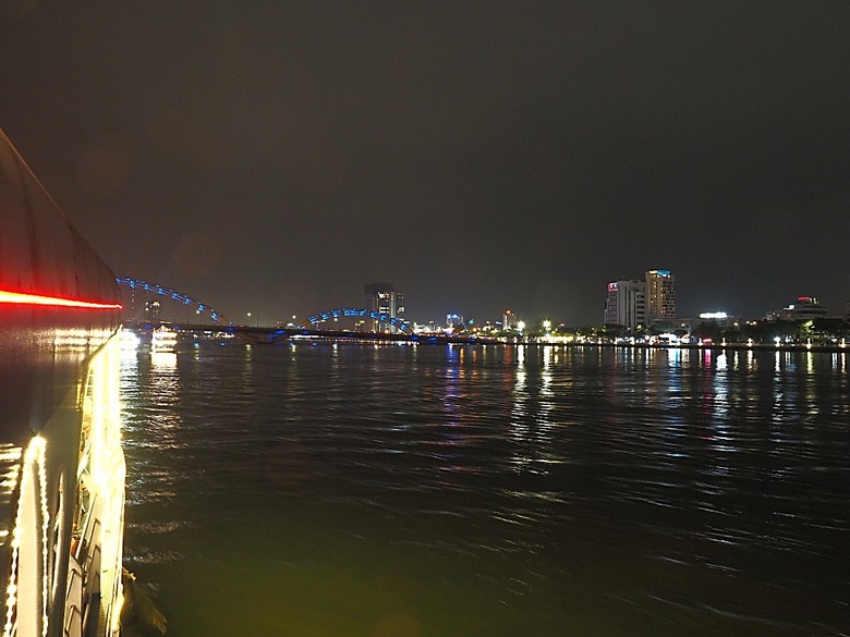 峴港市區 峴港大教堂、峴港博物館、漢市場、SOAN HA換匯、BANH MI越南法國麵包(午餐)、Banh Xeo Ba Tuyet (晚餐) 、SPA和按摩、My Xuan Cruise 遊輪夜遊峴港瀚江、龍橋噴火與山茶夜市、GO! Đà Nẵng量販店 — 2025年越南峴港、會安、美山、順化、巴拿山太陽世界六日歷史文化及遊樂園之旅 第七回
