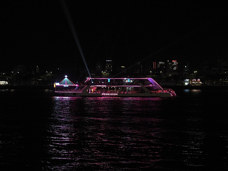 峴港市區 峴港大教堂、峴港博物館、漢市場、SOAN HA換匯、BANH MI越南法國麵包(午餐)、Banh Xeo Ba Tuyet (晚餐) 、SPA和按摩、My Xuan Cruise 遊輪夜遊峴港瀚江、龍橋噴火與山茶夜市、GO! Đà Nẵng量販店 — 2025年越南峴港、會安、美山、順化、巴拿山太陽世界六日歷史文化及遊樂園之旅 第七回
