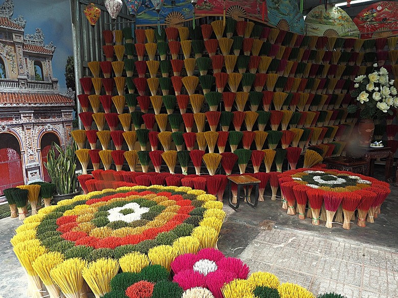 順化皇城(Kinh thành Huế)、啟定皇陵(Lăng Khải Định)、靈姥寺(天姥寺) (Chùa Thiên Mụ)、線香民俗文化村(Incense Village)、皇帝宮廷宴,附掛峴港 AU LAC BEACH海鮮餐廳 — 2025年越南峴港、會安、美山、順化、巴拿山太陽世界六日歷史文化及遊樂園之旅 第五回