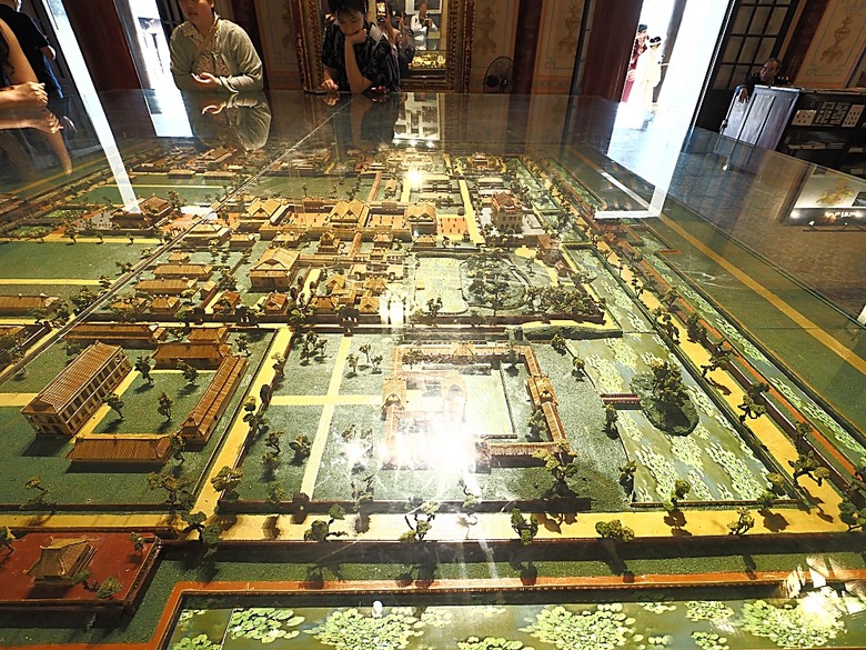 順化皇城(Kinh thành Huế)、啟定皇陵(Lăng Khải Định)、靈姥寺(天姥寺) (Chùa Thiên Mụ)、線香民俗文化村(Incense Village)、皇帝宮廷宴，附掛峴港 AU LAC BEACH海鮮餐廳 — 2025年越南峴港、會安、美山、順化、巴拿山太陽世界六日歷史文化及遊樂園之旅 第五回
