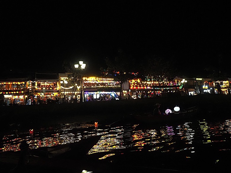 會安古鎮 (來遠橋、Faifo Coffee、華人會館群)、會安夜市、在地美食HOME Hoi An 餐廳、秋盆河乘船放水燈 — 2025年越南峴港、會安、美山、順化、巴拿山 — 聯合國世界文化遺產及遊樂園之六日悠遊 第一回