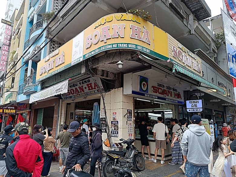 峴港市區 峴港大教堂、峴港博物館、漢市場、SOAN HA換匯、BANH MI越南法國麵包(午餐)、Banh Xeo Ba Tuyet (晚餐) 、SPA和按摩、My Xuan Cruise 遊輪夜遊峴港瀚江、龍橋噴火與山茶夜市、GO! Đà Nẵng量販店 — 2025年越南峴港、會安、美山、順化、巴拿山太陽世界六日歷史文化及遊樂園之旅 第七回