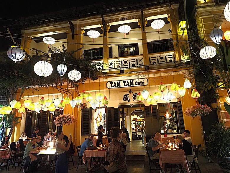 會安古鎮 (來遠橋、Faifo Coffee、華人會館群)、會安夜市、在地美食HOME Hoi An 餐廳、秋盆河乘船放水燈 — 2025年越南峴港、會安、美山、順化、巴拿山 — 聯合國世界文化遺產及遊樂園之六日悠遊 第一回