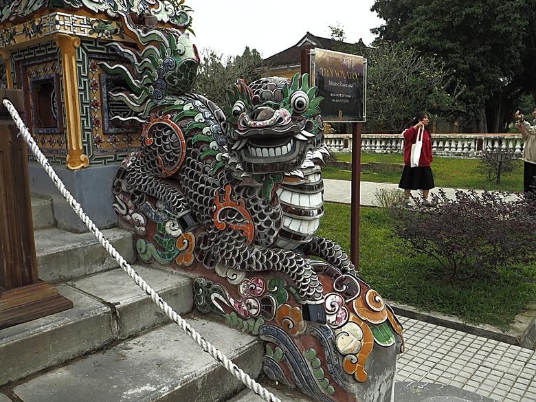 順化皇城(Kinh thành Huế)、啟定皇陵(Lăng Khải Định)、靈姥寺(天姥寺) (Chùa Thiên Mụ)、線香民俗文化村(Incense Village)、皇帝宮廷宴，附掛峴港 AU LAC BEACH海鮮餐廳 — 2025年越南峴港、會安、美山、順化、巴拿山太陽世界六日歷史文化及遊樂園之旅 第五回