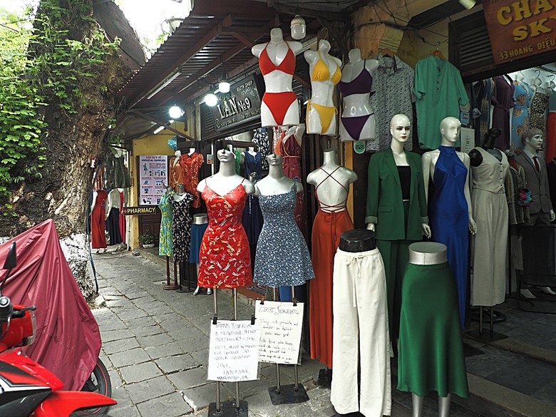 會安古鎮 (來遠橋、Faifo Coffee、華人會館群)、會安夜市、在地美食HOME Hoi An 餐廳、秋盆河乘船放水燈 — 2025年越南峴港、會安、美山、順化、巴拿山 — 聯合國世界文化遺產及遊樂園之六日悠遊 第一回