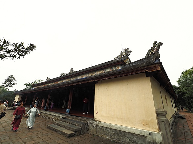 順化皇城(Kinh thành Huế)、啟定皇陵(Lăng Khải Định)、靈姥寺(天姥寺) (Chùa Thiên Mụ)、線香民俗文化村(Incense Village)、皇帝宮廷宴,附掛峴港 AU LAC BEACH海鮮餐廳 — 2025年越南峴港、會安、美山、順化、巴拿山太陽世界六日歷史文化及遊樂園之旅 第五回