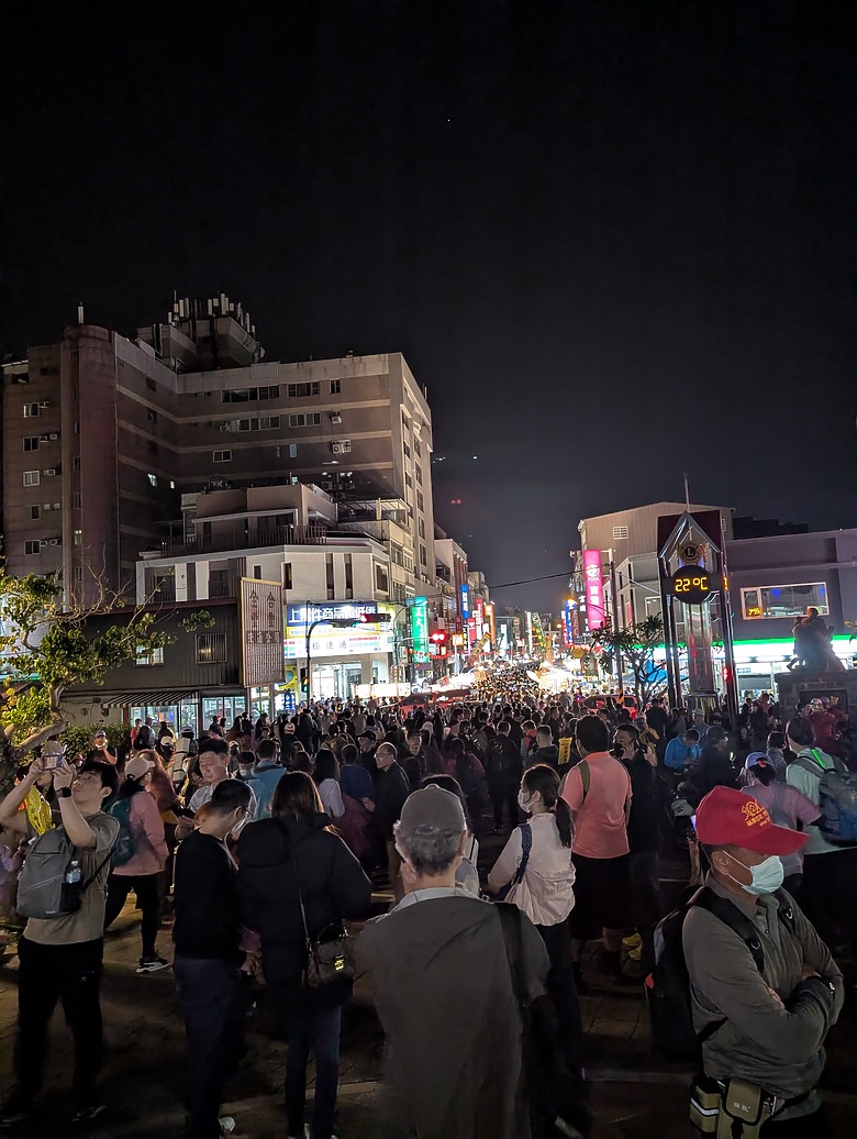 點我看大圖 2025 繞境大白 大甲媽繞境 一起追女神 熱血熬夜12小時