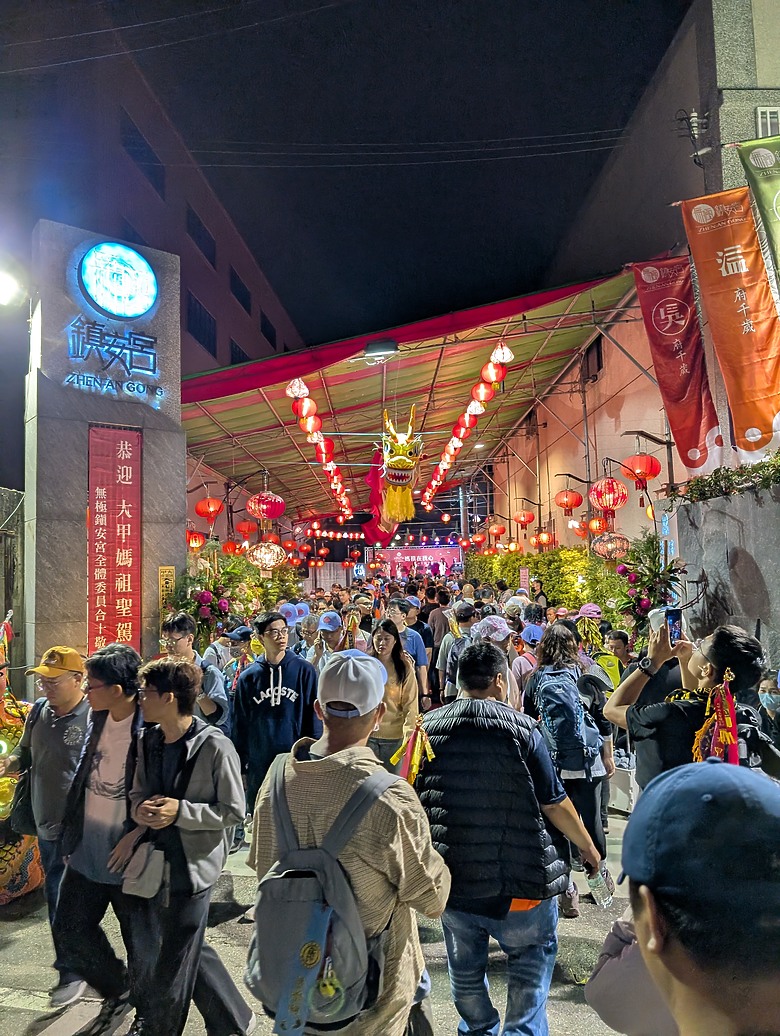 點我看大圖 2025 繞境大白 大甲媽繞境 一起追女神 熱血熬夜12小時