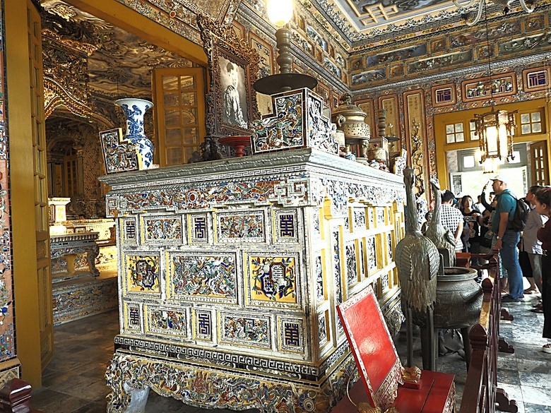順化皇城(Kinh thành Huế)、啟定皇陵(Lăng Khải Định)、靈姥寺(天姥寺) (Chùa Thiên Mụ)、線香民俗文化村(Incense Village)、皇帝宮廷宴,附掛峴港 AU LAC BEACH海鮮餐廳 — 2025年越南峴港、會安、美山、順化、巴拿山太陽世界六日歷史文化及遊樂園之旅 第五回