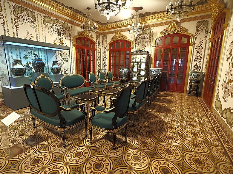 順化皇城(Kinh thành Huế)、啟定皇陵(Lăng Khải Định)、靈姥寺(天姥寺) (Chùa Thiên Mụ)、線香民俗文化村(Incense Village)、皇帝宮廷宴,附掛峴港 AU LAC BEACH海鮮餐廳 — 2025年越南峴港、會安、美山、順化、巴拿山太陽世界六日歷史文化及遊樂園之旅 第五回