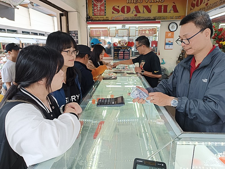 峴港市區 峴港大教堂、峴港博物館、漢市場、SOAN HA換匯、BANH MI越南法國麵包(午餐)、Banh Xeo Ba Tuyet (晚餐) 、SPA和按摩、My Xuan Cruise 遊輪夜遊峴港瀚江、龍橋噴火與山茶夜市、GO! Đà Nẵng量販店 — 2025年越南峴港、會安、美山、順化、巴拿山太陽世界六日歷史文化及遊樂園之旅 第七回