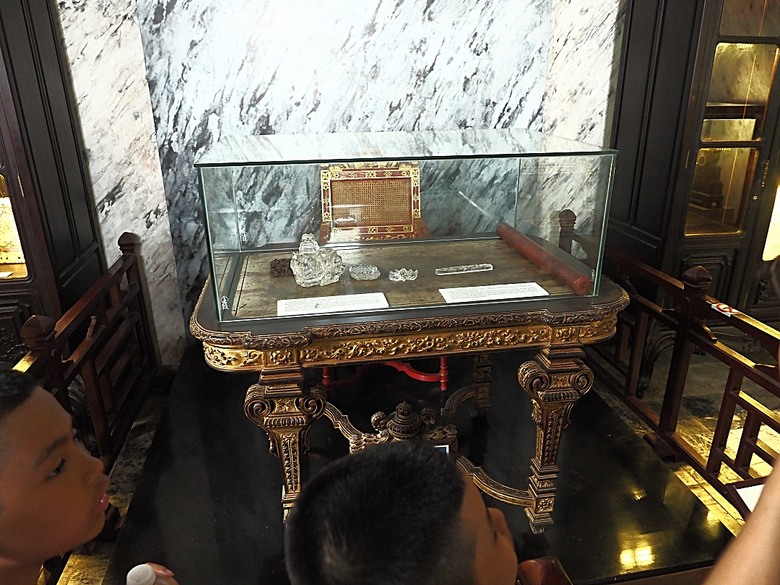 順化皇城(Kinh thành Huế)、啟定皇陵(Lăng Khải Định)、靈姥寺(天姥寺) (Chùa Thiên Mụ)、線香民俗文化村(Incense Village)、皇帝宮廷宴,附掛峴港 AU LAC BEACH海鮮餐廳 — 2025年越南峴港、會安、美山、順化、巴拿山太陽世界六日歷史文化及遊樂園之旅 第五回