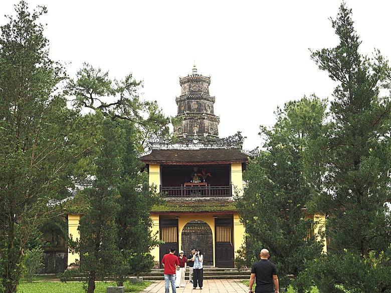 順化皇城(Kinh thành Huế)、啟定皇陵(Lăng Khải Định)、靈姥寺(天姥寺) (Chùa Thiên Mụ)、線香民俗文化村(Incense Village)、皇帝宮廷宴,附掛峴港 AU LAC BEACH海鮮餐廳 — 2025年越南峴港、會安、美山、順化、巴拿山太陽世界六日歷史文化及遊樂園之旅 第五回
