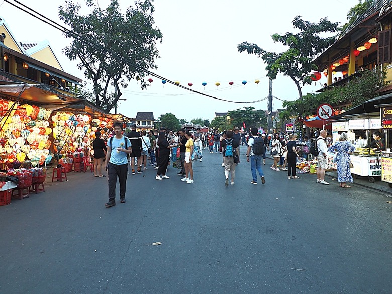 會安古鎮 (來遠橋、Faifo Coffee、華人會館群)、會安夜市、在地美食HOME Hoi An 餐廳、秋盆河乘船放水燈 — 2025年越南峴港、會安、美山、順化、巴拿山 — 聯合國世界文化遺產及遊樂園之六日悠遊 第一回
