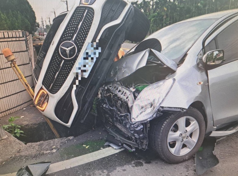 (屏東)狹路相逢，勇者勝。看我小鴨，撞翻Benz下水溝。