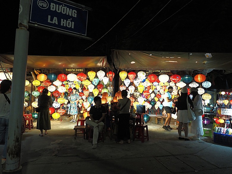 會安古鎮 (來遠橋、Faifo Coffee、華人會館群)、會安夜市、在地美食HOME Hoi An 餐廳、秋盆河乘船放水燈 — 2025年越南峴港、會安、美山、順化、巴拿山 — 聯合國世界文化遺產及遊樂園之六日悠遊 第一回