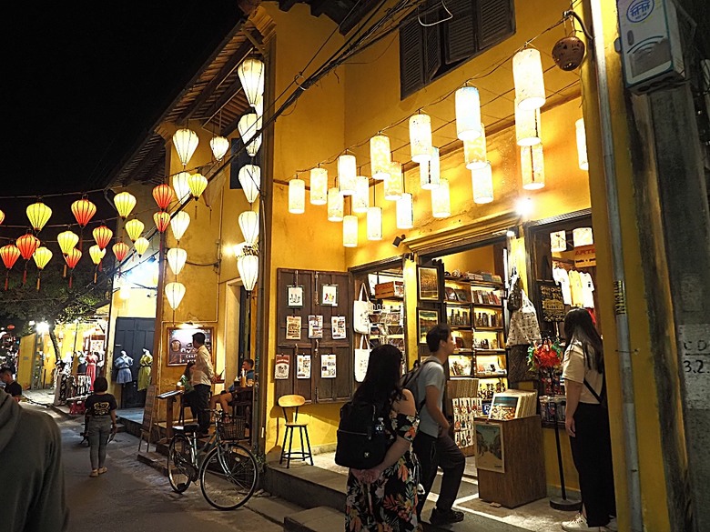 會安古鎮 (來遠橋、Faifo Coffee、華人會館群)、會安夜市、在地美食HOME Hoi An 餐廳、秋盆河乘船放水燈 — 2025年越南峴港、會安、美山、順化、巴拿山 — 聯合國世界文化遺產及遊樂園之六日悠遊 第一回