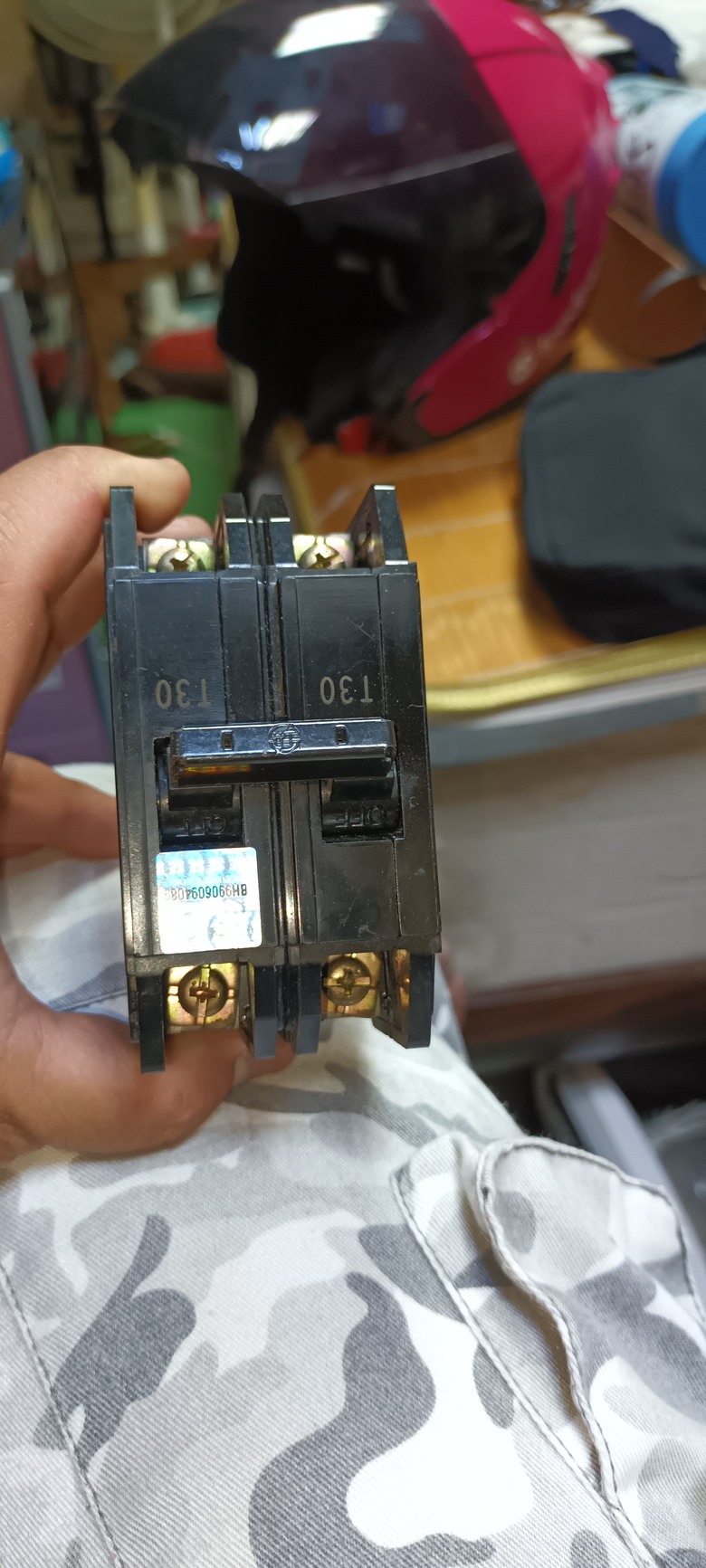 請問一下無熔線斷路器要什麼？