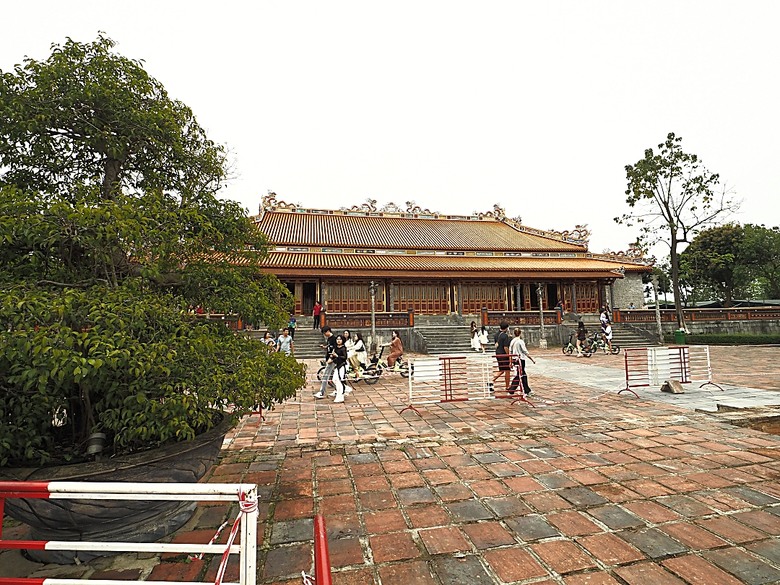 順化皇城(Kinh thành Huế)、啟定皇陵(Lăng Khải Định)、靈姥寺(天姥寺) (Chùa Thiên Mụ)、線香民俗文化村(Incense Village)、皇帝宮廷宴,附掛峴港 AU LAC BEACH海鮮餐廳 — 2025年越南峴港、會安、美山、順化、巴拿山太陽世界六日歷史文化及遊樂園之旅 第五回