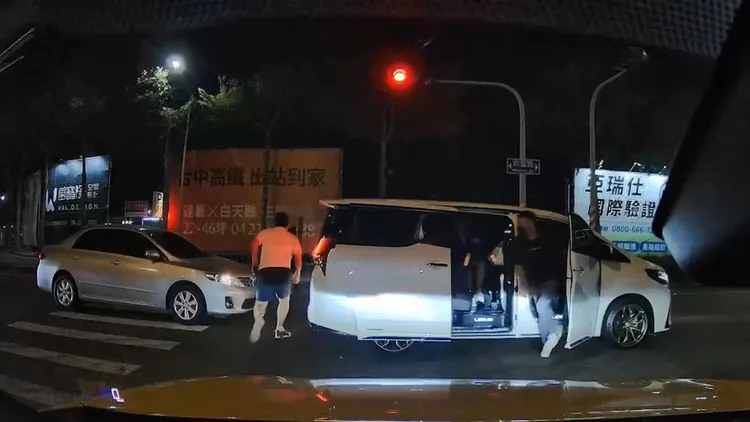 台灣獨有現象?阿法好好一台豪華MPV,被戲稱“運兵車”也太可惜!