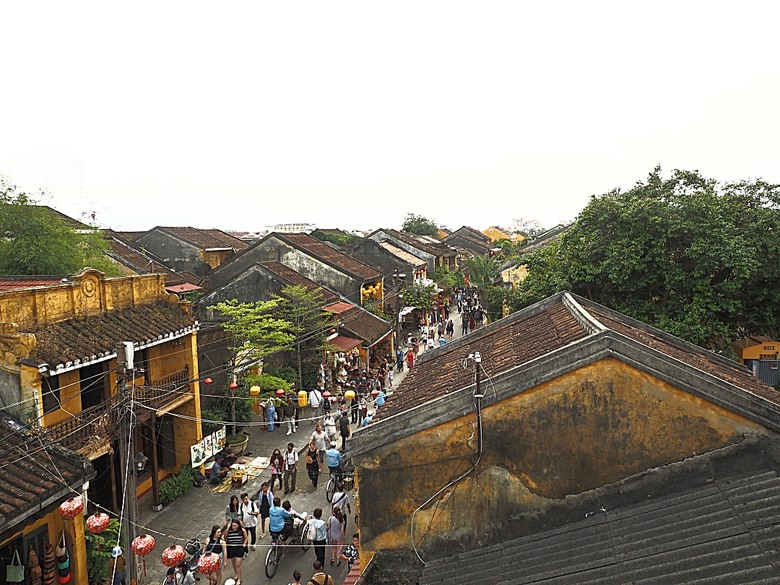 會安古鎮 (來遠橋、Faifo Coffee、華人會館群)、會安夜市、在地美食HOME Hoi An 餐廳、秋盆河乘船放水燈 — 2025年越南峴港、會安、美山、順化、巴拿山 — 聯合國世界文化遺產及遊樂園之六日悠遊 第一回