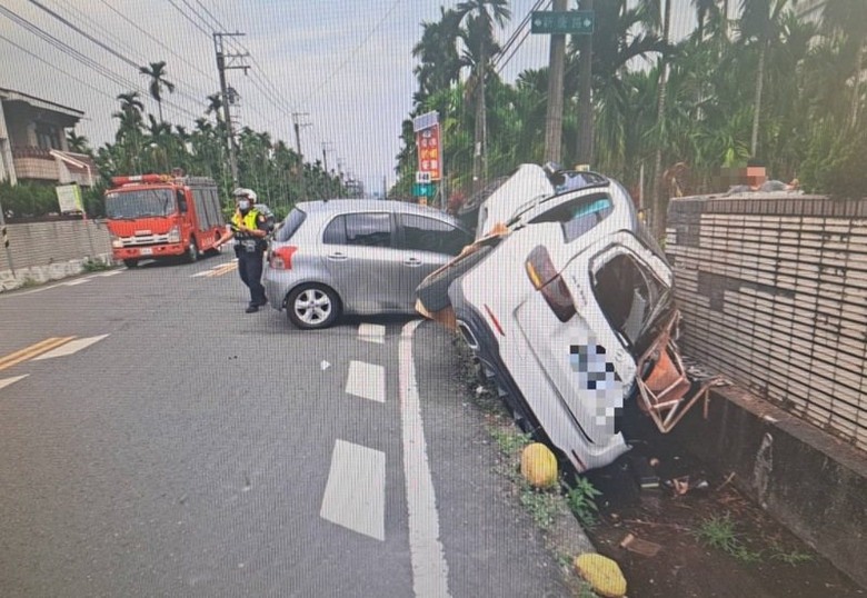 (屏東)狹路相逢，勇者勝。看我小鴨，撞翻Benz下水溝。