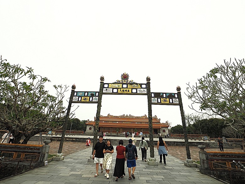 順化皇城(Kinh thành Huế)、啟定皇陵(Lăng Khải Định)、靈姥寺(天姥寺) (Chùa Thiên Mụ)、線香民俗文化村(Incense Village)、皇帝宮廷宴,附掛峴港 AU LAC BEACH海鮮餐廳 — 2025年越南峴港、會安、美山、順化、巴拿山太陽世界六日歷史文化及遊樂園之旅 第五回
