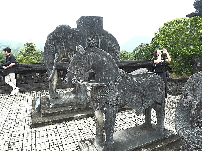 順化皇城(Kinh thành Huế)、啟定皇陵(Lăng Khải Định)、靈姥寺(天姥寺) (Chùa Thiên Mụ)、線香民俗文化村(Incense Village)、皇帝宮廷宴,附掛峴港 AU LAC BEACH海鮮餐廳 — 2025年越南峴港、會安、美山、順化、巴拿山太陽世界六日歷史文化及遊樂園之旅 第五回