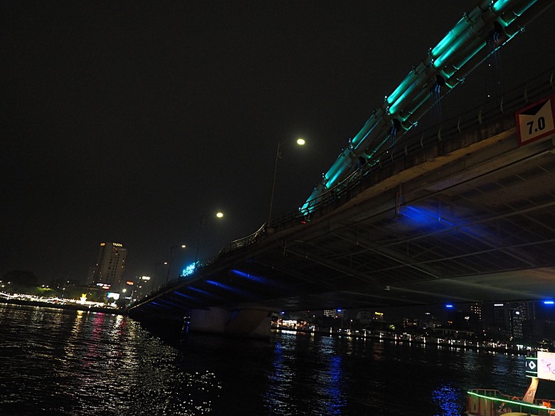 峴港市區 峴港大教堂、峴港博物館、漢市場、SOAN HA換匯、BANH MI越南法國麵包(午餐)、Banh Xeo Ba Tuyet (晚餐) 、SPA和按摩、My Xuan Cruise 遊輪夜遊峴港瀚江、龍橋噴火與山茶夜市、GO! Đà Nẵng量販店 — 2025年越南峴港、會安、美山、順化、巴拿山太陽世界六日歷史文化及遊樂園之旅 第七回