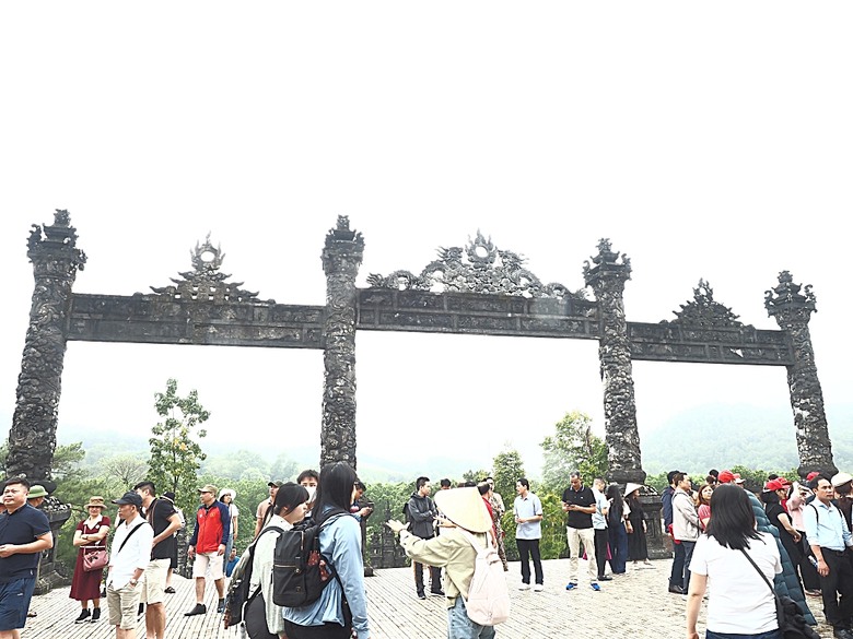 順化皇城(Kinh thành Huế)、啟定皇陵(Lăng Khải Định)、靈姥寺(天姥寺) (Chùa Thiên Mụ)、線香民俗文化村(Incense Village)、皇帝宮廷宴,附掛峴港 AU LAC BEACH海鮮餐廳 — 2025年越南峴港、會安、美山、順化、巴拿山太陽世界六日歷史文化及遊樂園之旅 第五回