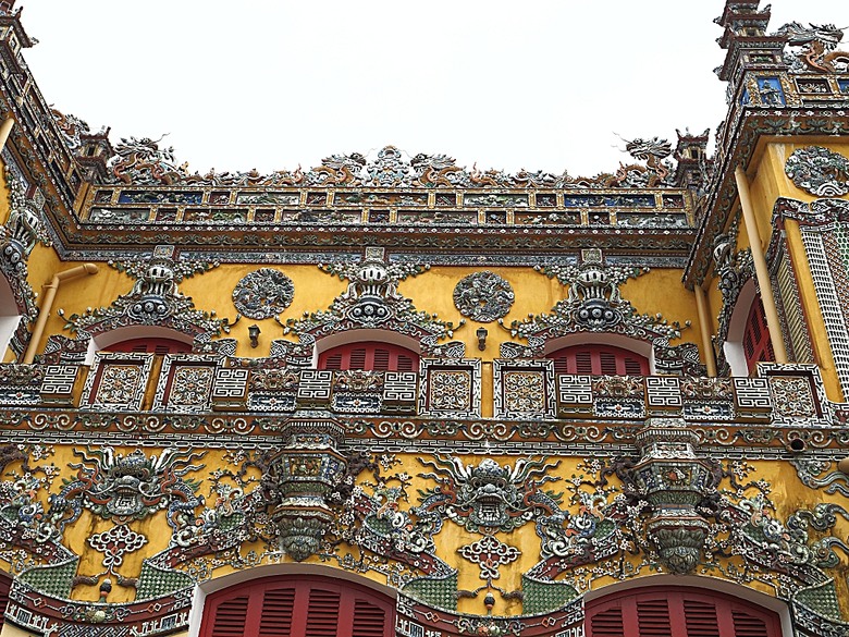 順化皇城(Kinh thành Huế)、啟定皇陵(Lăng Khải Định)、靈姥寺(天姥寺) (Chùa Thiên Mụ)、線香民俗文化村(Incense Village)、皇帝宮廷宴，附掛峴港 AU LAC BEACH海鮮餐廳 — 2025年越南峴港、會安、美山、順化、巴拿山太陽世界六日歷史文化及遊樂園之旅 第五回