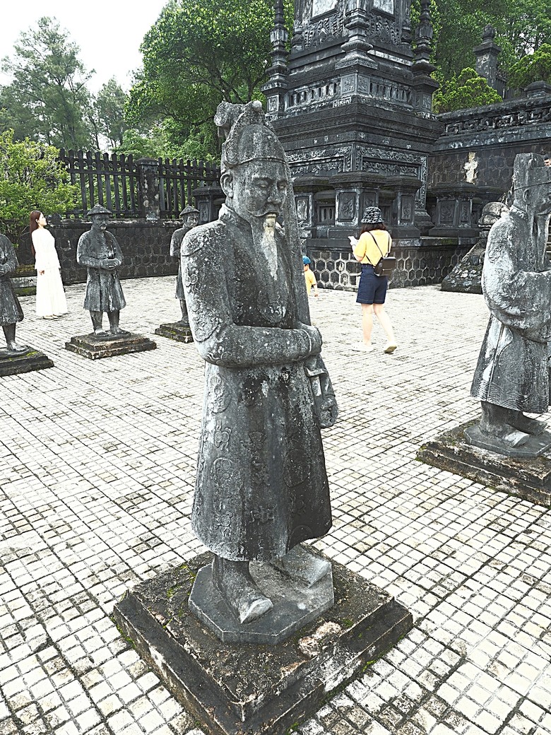 順化皇城(Kinh thành Huế)、啟定皇陵(Lăng Khải Định)、靈姥寺(天姥寺) (Chùa Thiên Mụ)、線香民俗文化村(Incense Village)、皇帝宮廷宴,附掛峴港 AU LAC BEACH海鮮餐廳 — 2025年越南峴港、會安、美山、順化、巴拿山太陽世界六日歷史文化及遊樂園之旅 第五回