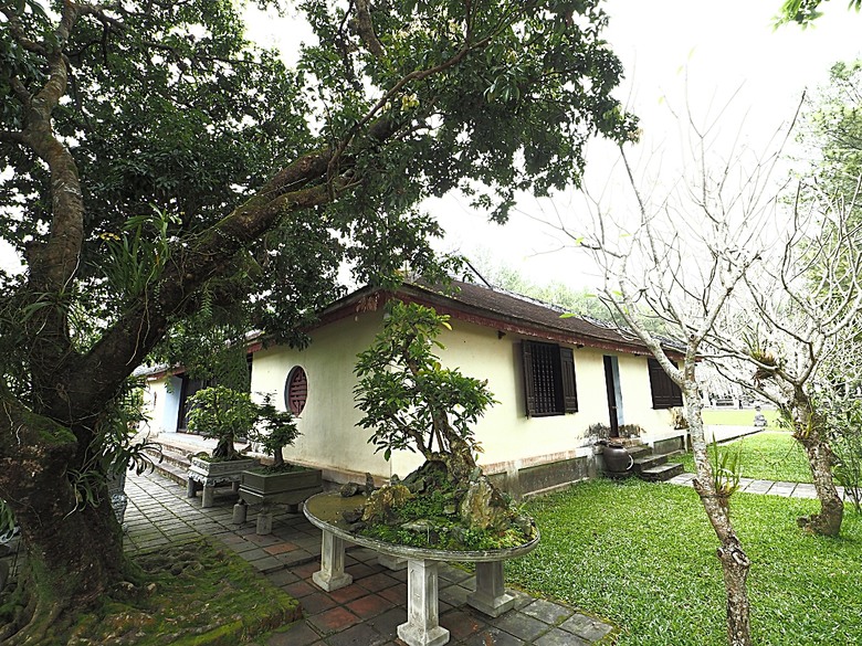 順化皇城(Kinh thành Huế)、啟定皇陵(Lăng Khải Định)、靈姥寺(天姥寺) (Chùa Thiên Mụ)、線香民俗文化村(Incense Village)、皇帝宮廷宴,附掛峴港 AU LAC BEACH海鮮餐廳 — 2025年越南峴港、會安、美山、順化、巴拿山太陽世界六日歷史文化及遊樂園之旅 第五回