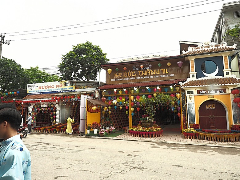 順化皇城(Kinh thành Huế)、啟定皇陵(Lăng Khải Định)、靈姥寺(天姥寺) (Chùa Thiên Mụ)、線香民俗文化村(Incense Village)、皇帝宮廷宴,附掛峴港 AU LAC BEACH海鮮餐廳 — 2025年越南峴港、會安、美山、順化、巴拿山太陽世界六日歷史文化及遊樂園之旅 第五回