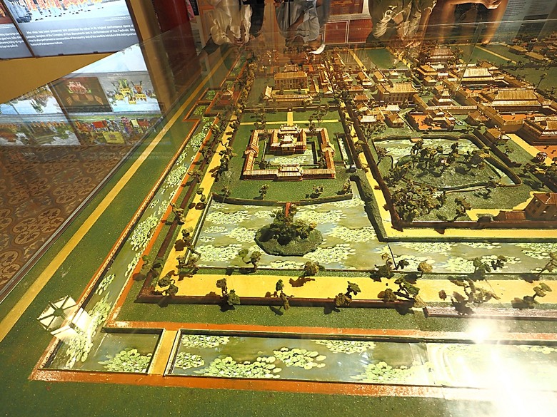 順化皇城(Kinh thành Huế)、啟定皇陵(Lăng Khải Định)、靈姥寺(天姥寺) (Chùa Thiên Mụ)、線香民俗文化村(Incense Village)、皇帝宮廷宴，附掛峴港 AU LAC BEACH海鮮餐廳 — 2025年越南峴港、會安、美山、順化、巴拿山太陽世界六日歷史文化及遊樂園之旅 第五回