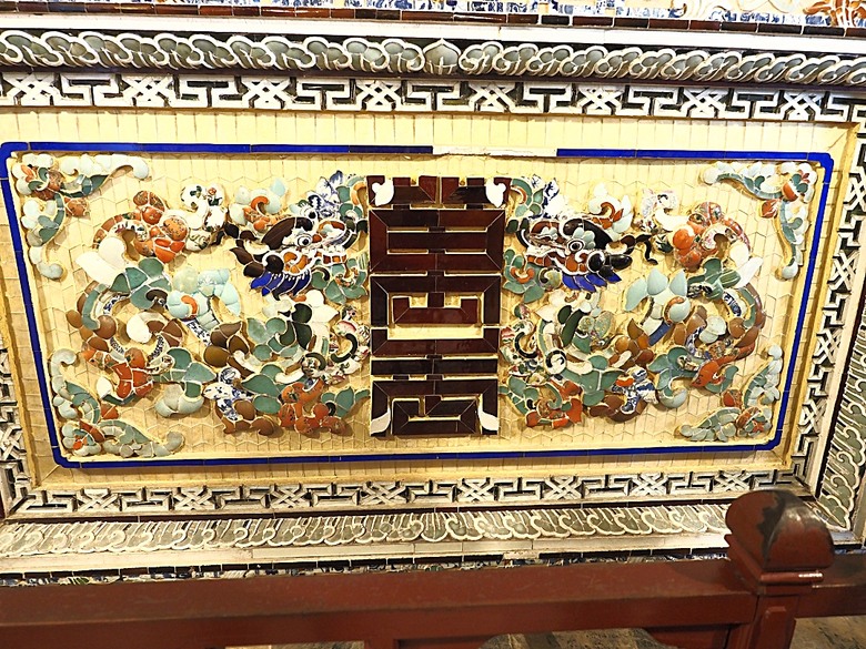 順化皇城(Kinh thành Huế)、啟定皇陵(Lăng Khải Định)、靈姥寺(天姥寺) (Chùa Thiên Mụ)、線香民俗文化村(Incense Village)、皇帝宮廷宴，附掛峴港 AU LAC BEACH海鮮餐廳 — 2025年越南峴港、會安、美山、順化、巴拿山太陽世界六日歷史文化及遊樂園之旅 第五回