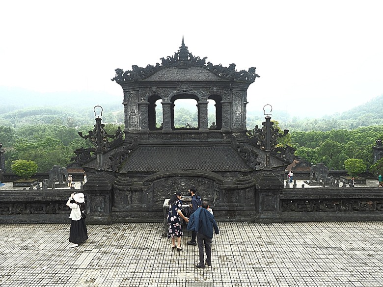 順化皇城(Kinh thành Huế)、啟定皇陵(Lăng Khải Định)、靈姥寺(天姥寺) (Chùa Thiên Mụ)、線香民俗文化村(Incense Village)、皇帝宮廷宴,附掛峴港 AU LAC BEACH海鮮餐廳 — 2025年越南峴港、會安、美山、順化、巴拿山太陽世界六日歷史文化及遊樂園之旅 第五回