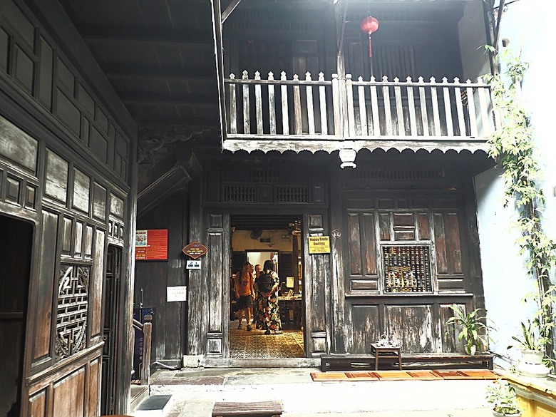 會安古鎮 (來遠橋、Faifo Coffee、華人會館群)、會安夜市、在地美食HOME Hoi An 餐廳、秋盆河乘船放水燈 — 2025年越南峴港、會安、美山、順化、巴拿山 — 聯合國世界文化遺產及遊樂園之六日悠遊 第一回