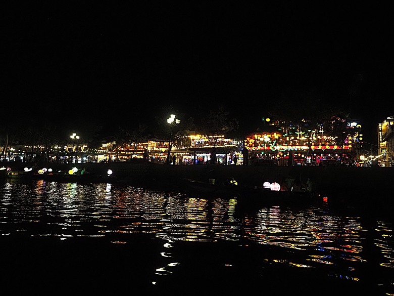 會安古鎮 (來遠橋、Faifo Coffee、華人會館群)、會安夜市、在地美食HOME Hoi An 餐廳、秋盆河乘船放水燈 — 2025年越南峴港、會安、美山、順化、巴拿山 — 聯合國世界文化遺產及遊樂園之六日悠遊 第一回