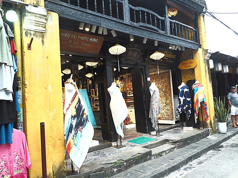會安古鎮 (來遠橋、Faifo Coffee、華人會館群)、會安夜市、在地美食HOME Hoi An 餐廳、秋盆河乘船放水燈 — 2025年越南峴港、會安、美山、順化、巴拿山 — 聯合國世界文化遺產及遊樂園之六日悠遊 第一回
