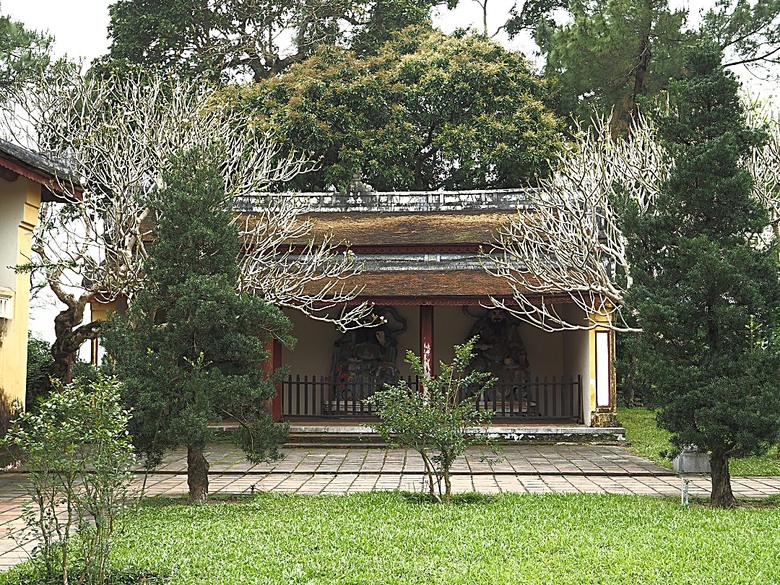 順化皇城(Kinh thành Huế)、啟定皇陵(Lăng Khải Định)、靈姥寺(天姥寺) (Chùa Thiên Mụ)、線香民俗文化村(Incense Village)、皇帝宮廷宴，附掛峴港 AU LAC BEACH海鮮餐廳 — 2025年越南峴港、會安、美山、順化、巴拿山太陽世界六日歷史文化及遊樂園之旅 第五回